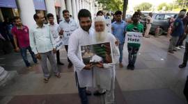 Armed with posters and hugs, Delhi Congress hits streets
