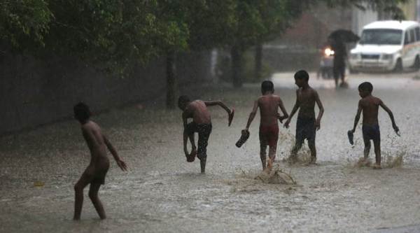 Heavy rain lashes Delhi NCR, schools shut in Ghaziabad today