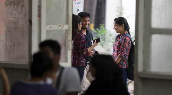 DU journalism students flag infrastructure issues with V-C