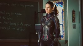 evangeline lilly the wasp actor gets bitten by an actual wasp