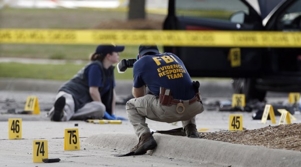 Man shot by Chicago police officer dies, crowd gathers