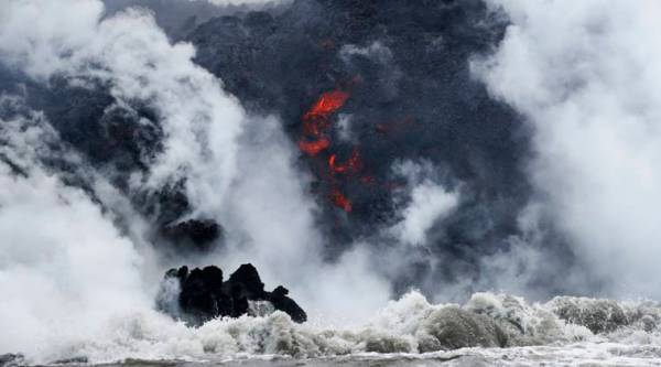 Hawaii lava boat tours continue after explosion, injuries