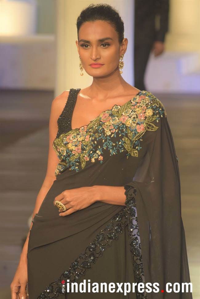 Kiara Advani, india couture week 2018, Kiara Advani india couture week 2018, Shyamal and Bhumika, celeb fashion, bollywood fashion, indian express, indian express news