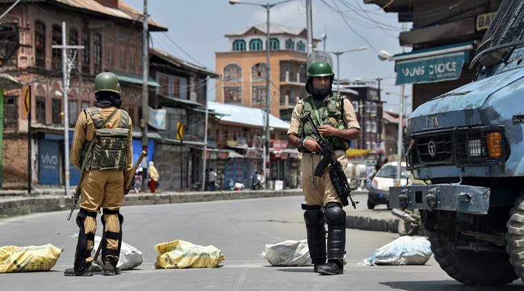 Srinagar, Jammu and Kashmir, Hurriyat leader Mirwaiz Umar Farooq, Hurriyat leader detained, march to the Martyrs' Graveyard, Jammu and Kashmir separatists, India news, Indian express, Indian express news