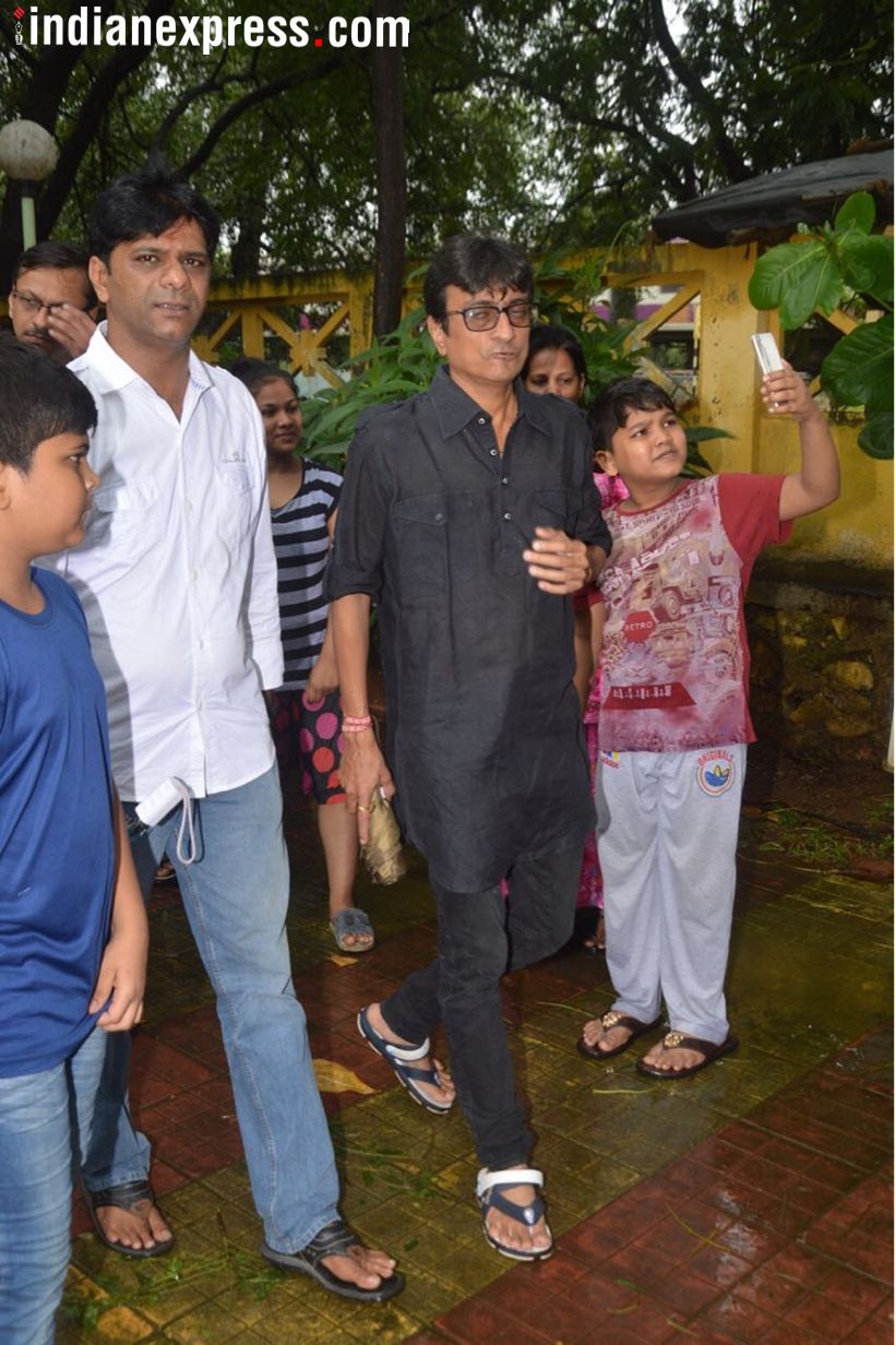 amit bhatt attends kavi kumar azad funeral