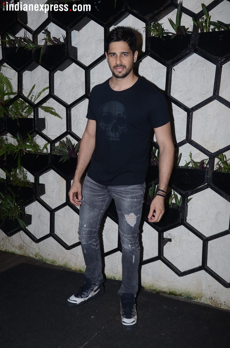 siddharth malhotra at kriti sanon party 