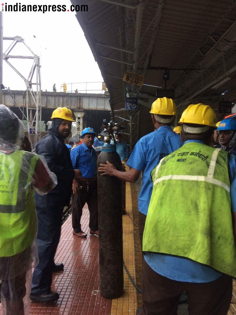 Part of Mumbai's Andheri bridge collapses, at least five injured