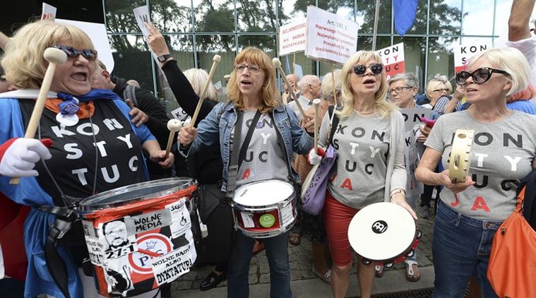 Poles protest the forced retirements of Supreme Court judges