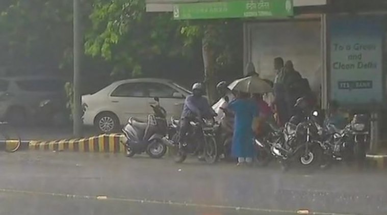 delhi rains, delhi monsoon, delhi gets rains, rains lash delhi, delhi rain news, delhi weather, delhi weather live updates,, delhi rain traffic jam, traffic jam in delhi