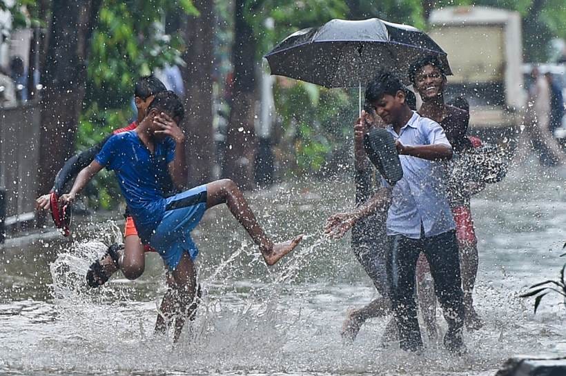 Heavy rains lash India, disrupt life in some cities