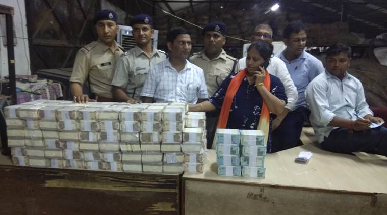 sealdah duronto train, new delhi railway station, money seized at new delhi railway, station, railway protection force