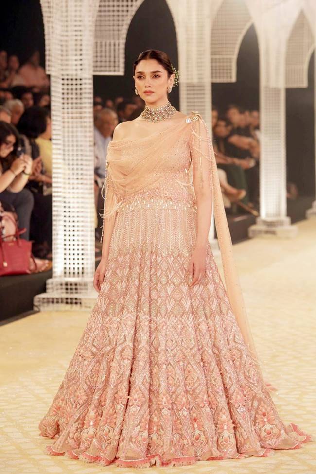 Indian Couture Week 2018, icw 2018, Indian Couture Week 2018 showstoppers, Kareena Kapoor Khan icw, Kiara Advani icw, Shilpa Shetty Kundra Amit Aggarwal, Aditi Rao Hydari Tarun Tahiliani, Kangana Ranaut Anju Modi, indian express, indian express news