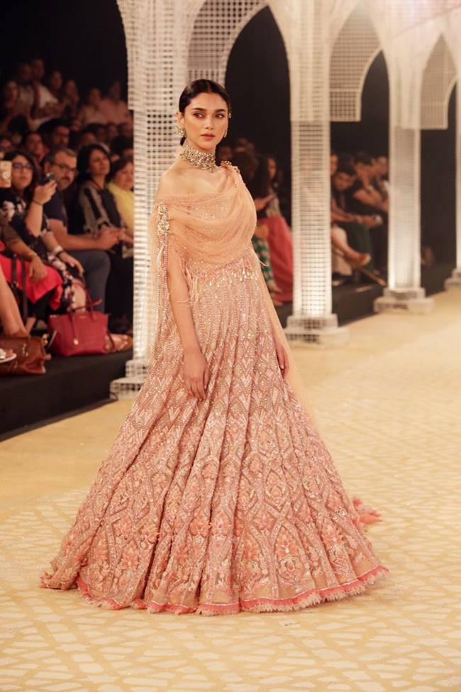 Indian Couture Week 2018, icw 2018, Indian Couture Week 2018 showstoppers, Kareena Kapoor Khan icw, Kiara Advani icw, Shilpa Shetty Kundra Amit Aggarwal, Aditi Rao Hydari Tarun Tahiliani, Kangana Ranaut Anju Modi, indian express, indian express news