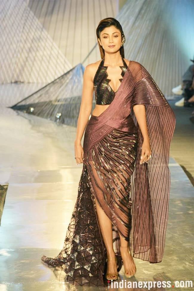 Indian Couture Week 2018, icw 2018, Indian Couture Week 2018 showstoppers, Kareena Kapoor Khan icw, Kiara Advani icw, Shilpa Shetty Kundra Amit Aggarwal, Aditi Rao Hydari Tarun Tahiliani, Kangana Ranaut Anju Modi, indian express, indian express news