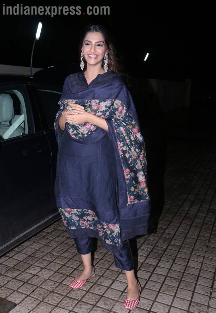 Sonam Kapoor, Dhadak screening, Janhvi Kapoor, Sonam Kapoor navy blue suit Pero