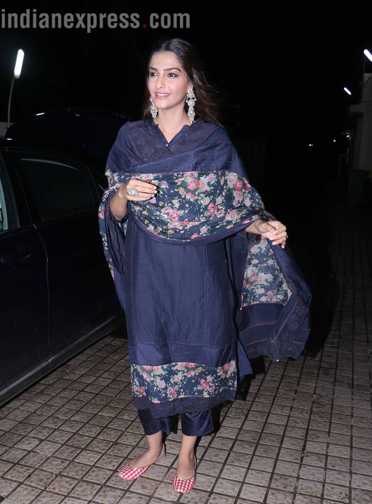 Sonam Kapoor, Dhadak screening, Janhvi Kapoor, Sonam Kapoor navy blue suit Pero
