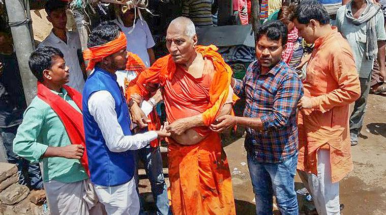 swami agnivesh, swami agnivesh attack, swami agnivesh attacked in jharkhand, swami agnivesh mob attack, BJP, RSS, Bajrang Dal, BJP, swami agnivesh attack probe