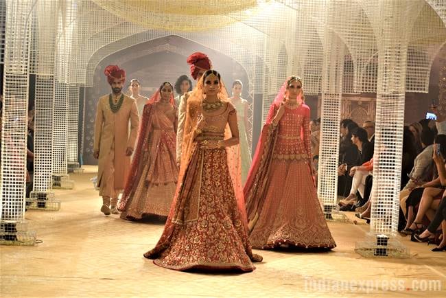 Aditi Rao Hydari, Tarun Tahiliani, India Couture Week, Tarun Tahiliani India Couture Week 2018, Aditi Rao Hydari fashion show, Aditi Rao Hydari Tarun Tahiliani, indian express lifestyle