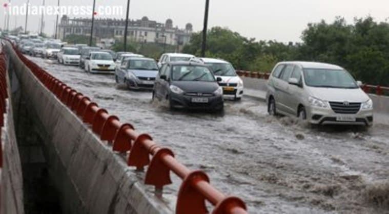 delhi rainfall,. traffic jam