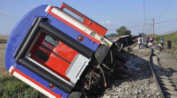 Turkey derailmant: Ten killed, 73 wounded as train destined to Istanbul derails after heavy rain and landslide