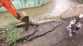Mumbai: Wall of Ghatkopar housing complex caves in