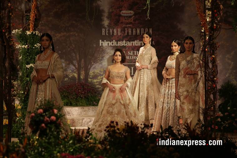 Yami Gautam, Yami Gautam latest photos, Yami Gautam India Couture Week 2018, Yami Gautam Reynu Taandon, Yami Gautam bridal lehenga, indian express, indian express news