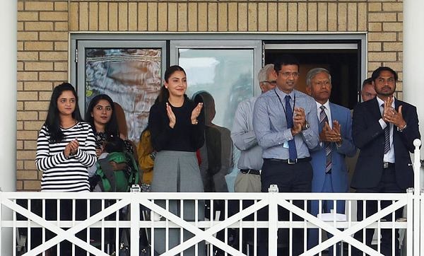 anushka sharma cheers for virat kohli