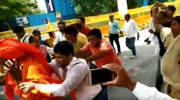 Swami Agnivesh heckled on DDU Marg, New Delhi