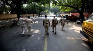 delhi police, delhi police beaten in bareilly, delhi police suspected to be child kidnappers, child lifters, delhi city news