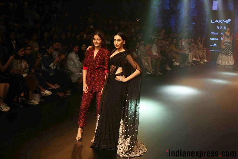 lakme fashion week, lakme fashion week 2018, janhvi kapoor, karisma kapoor, nachiket barve, arpita mehta, janhvi kapoor lakme fashion week, karisma kapoor lakme fashion week, celeb fashion, indian express, indian express news