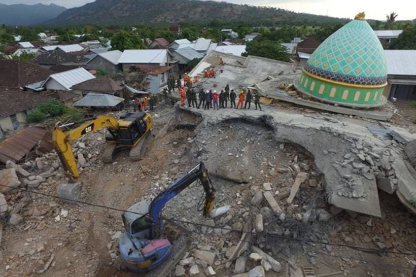 Quake puts life on hold in damaged Indonesia's Lombok island, over 100 dead