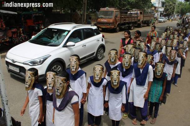 Gujarat school children celebrate 'World Lion Day' in style