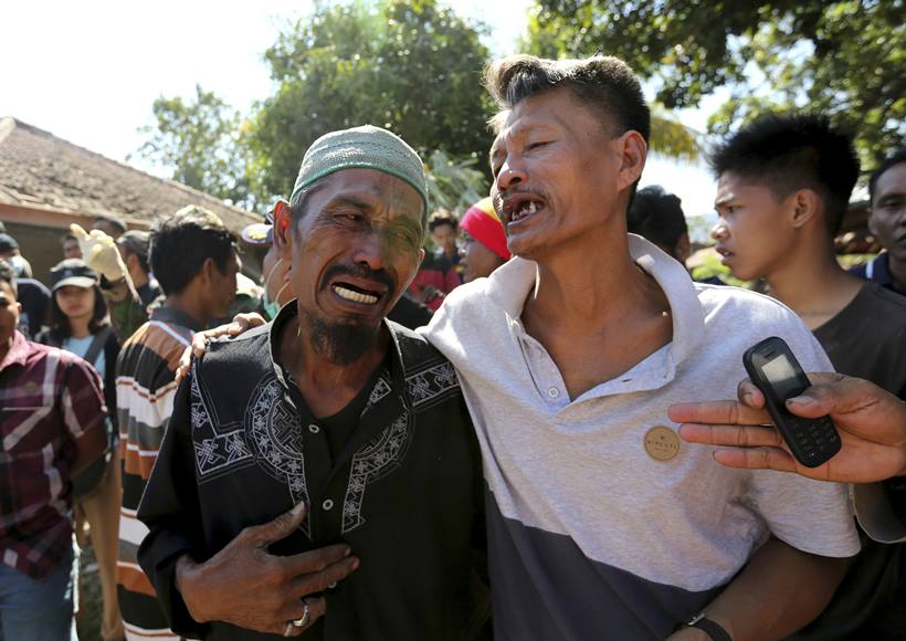 Quake puts life on hold in damaged Indonesia's Lombok island, over 100 dead