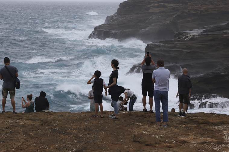 US: Hurricane Lane floods homes as some swim in powerful waves