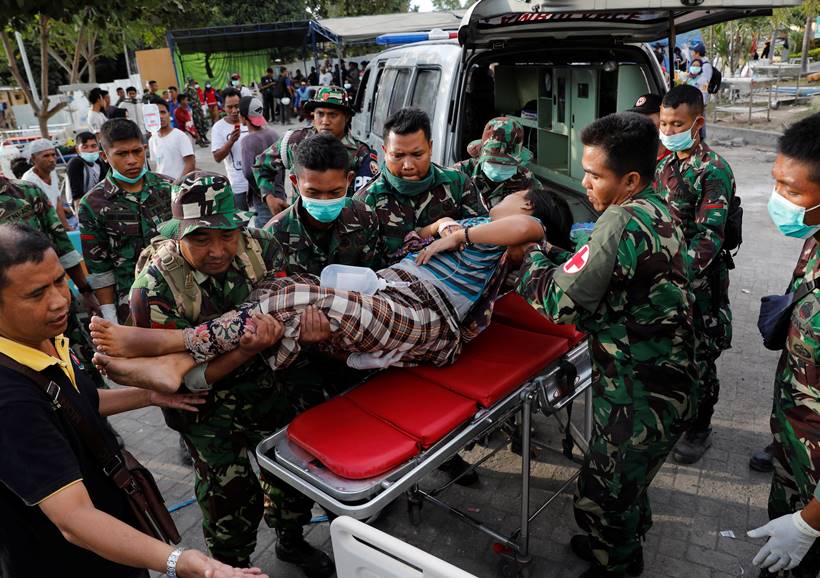 Quake puts life on hold in damaged Indonesia's Lombok island, over 100 dead