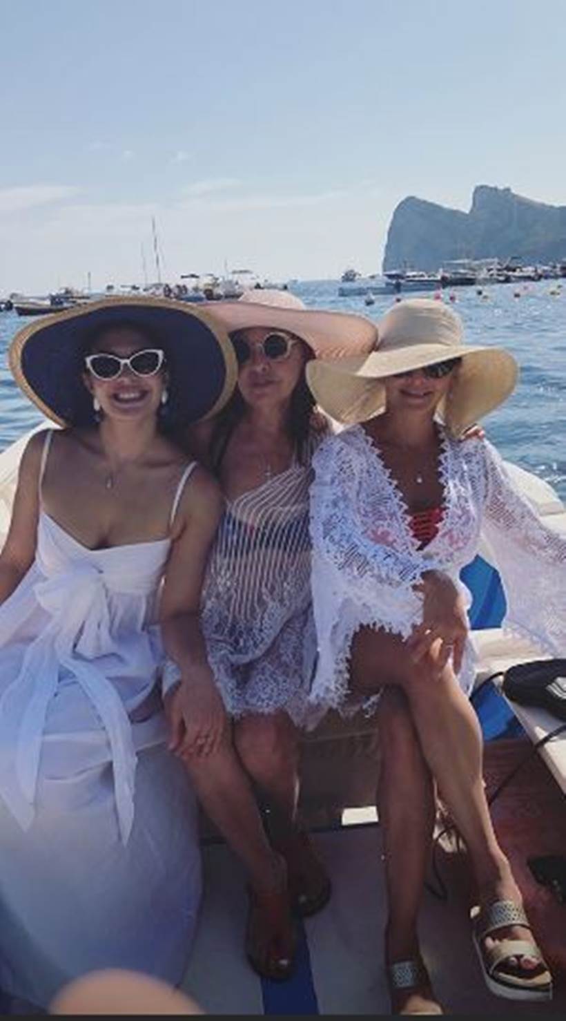 Jacqueline Fernandez mother sister