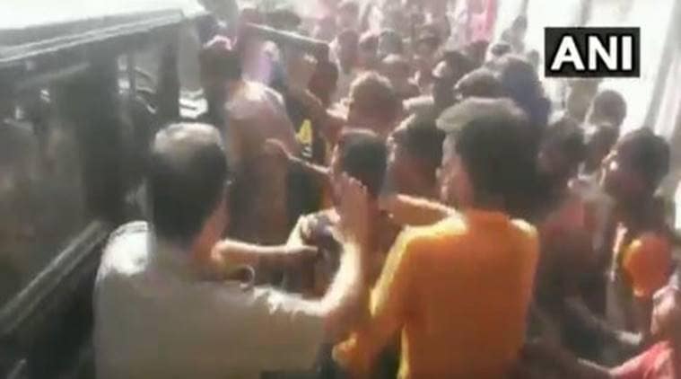 Uttar Pradesh: Kanwarias vandalise a police vehicle in Bulandshahr