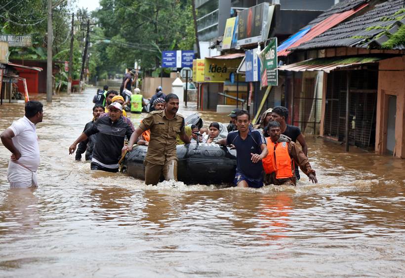 Kerala floods, Kerala floods pictures, Kerala pictures, Kerala news, Kerala rains, Narendra Modi in Kerala, Modi in Kerala, Chengannur, Ernakulam, Aluva, Wayanad, Kerala rains and floods, Kerala rescue, Pinarayi Vijayan, idukki, Indian Express, Latest news