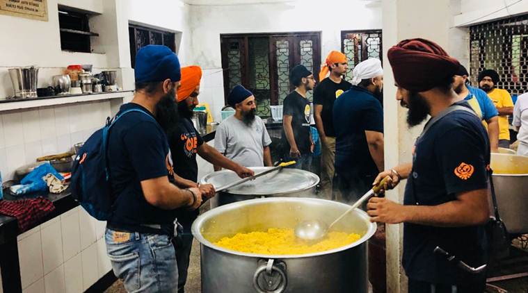 kerala flood, kerala rains, kerala flood relief, kerala rescue operation, khalsa aid, kerala khalsa aid, sikh group kerala releif, sikh volunteers kerala, india news, indian express, good news