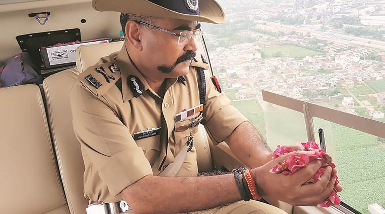 Meerut: Kanwarias face DJ music, flowers drop from the sky