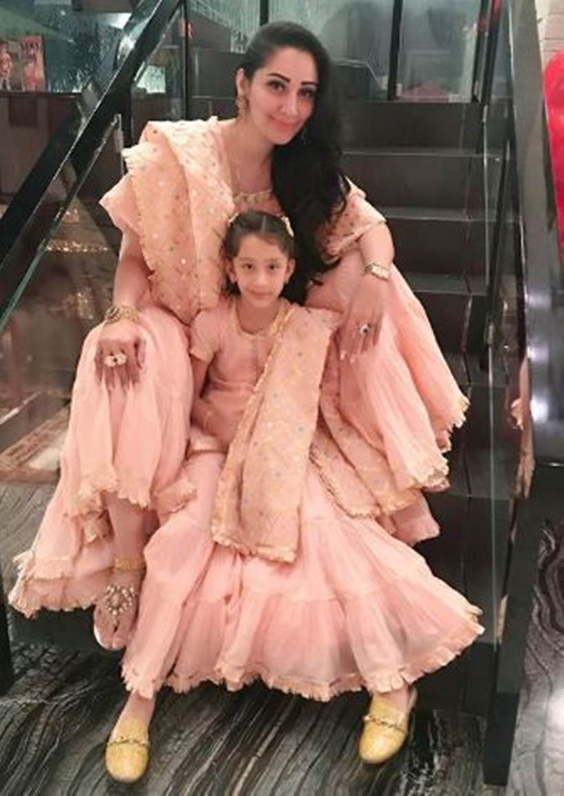 Maanayata Dutt with daughter