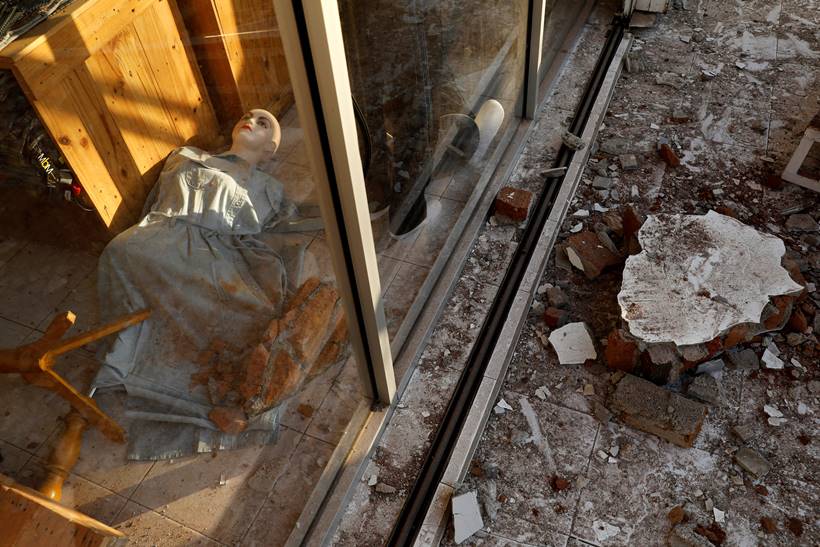 Quake puts life on hold in damaged Indonesia's Lombok island, over 100 dead