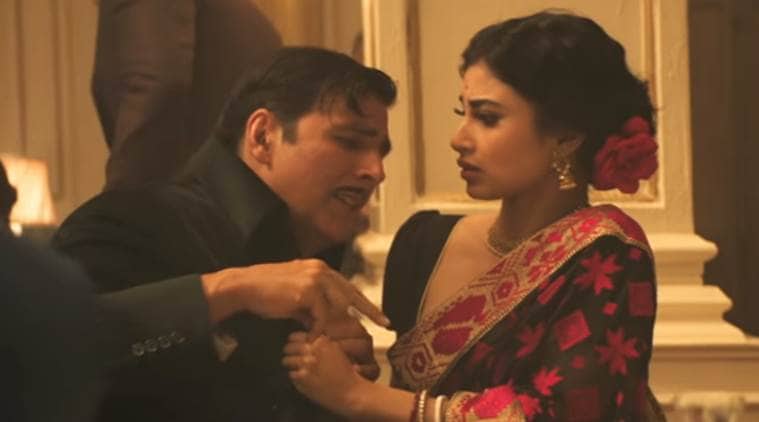 mouni roy, akshay kumar in gold