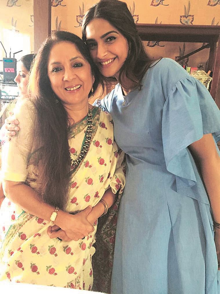 Neena Gupta with Sonam Kapoor Ahuja on the sets of Veere Di Wedding. (Photo: Twitter/@Neenagupta001)