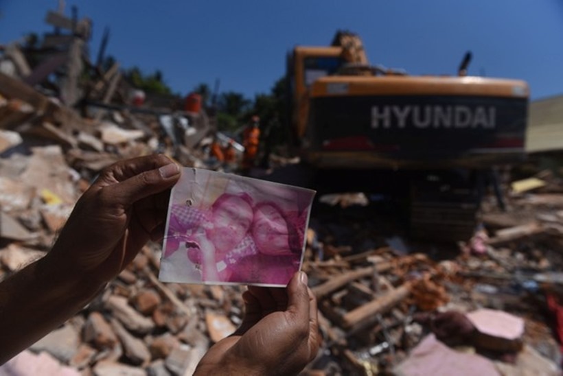 Quake puts life on hold in damaged Indonesia's Lombok island, over 100 dead