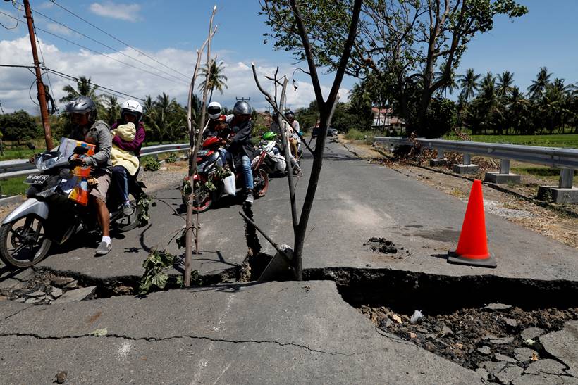 Quake puts life on hold in damaged Indonesia's Lombok island, over 100 dead
