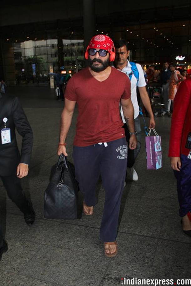 saif ali khan at airport