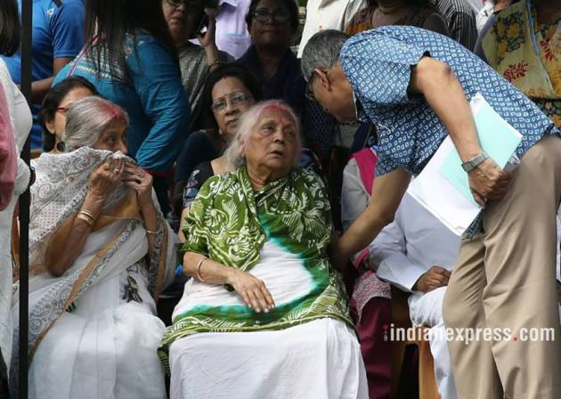 somnath chatterjee dead, somnath chatterjee passes away, somnath chatterjee photos, who is somnath chatterjee, somnath chatterjee life, lok sabha speaker passed away