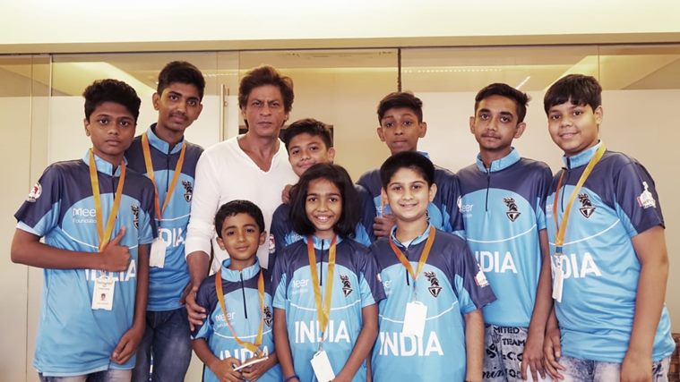 shah rukh khan with cancer survivors