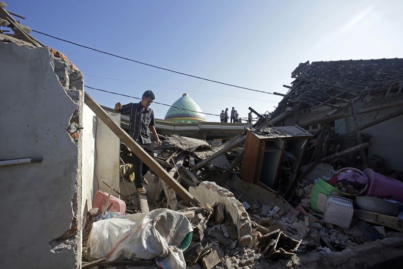 Quake puts life on hold in damaged Indonesia's Lombok island, over 100 dead